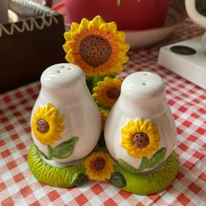 2/$25 Sunflower Vintage Salt & Pepper Shakers🌻